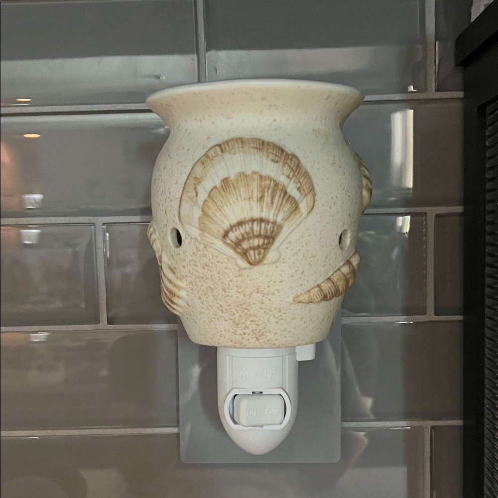 Scentsy Cream and Tan Shell Wax Warmer